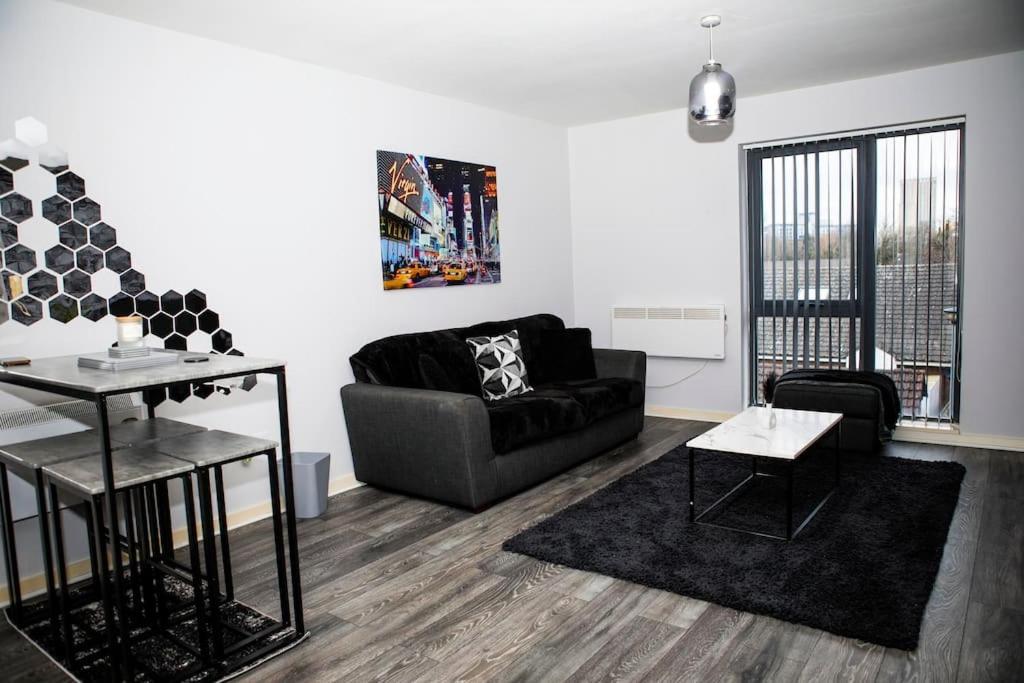 Stylish Two-Bedroom Salford Quays Apartment Manchester Eksteriør bilde