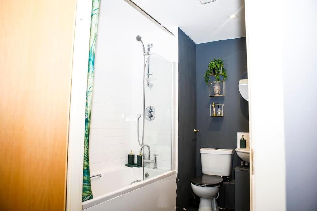 Stylish Two-Bedroom Salford Quays Apartment Manchester Eksteriør bilde