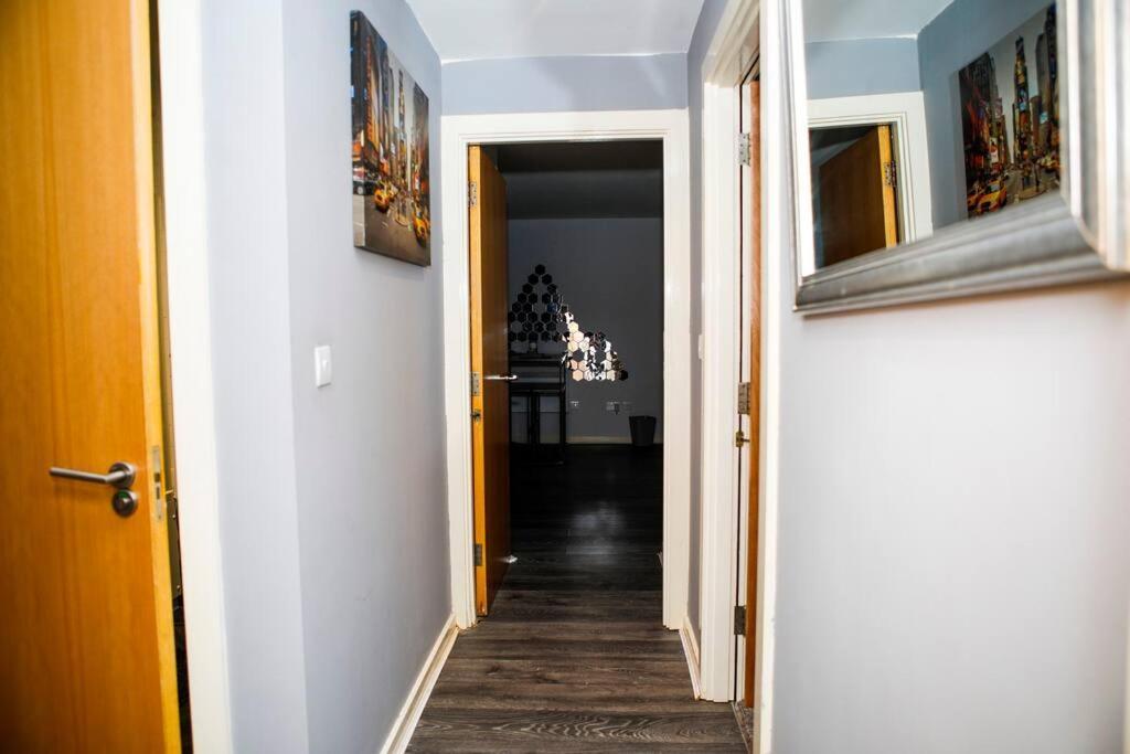 Stylish Two-Bedroom Salford Quays Apartment Manchester Eksteriør bilde