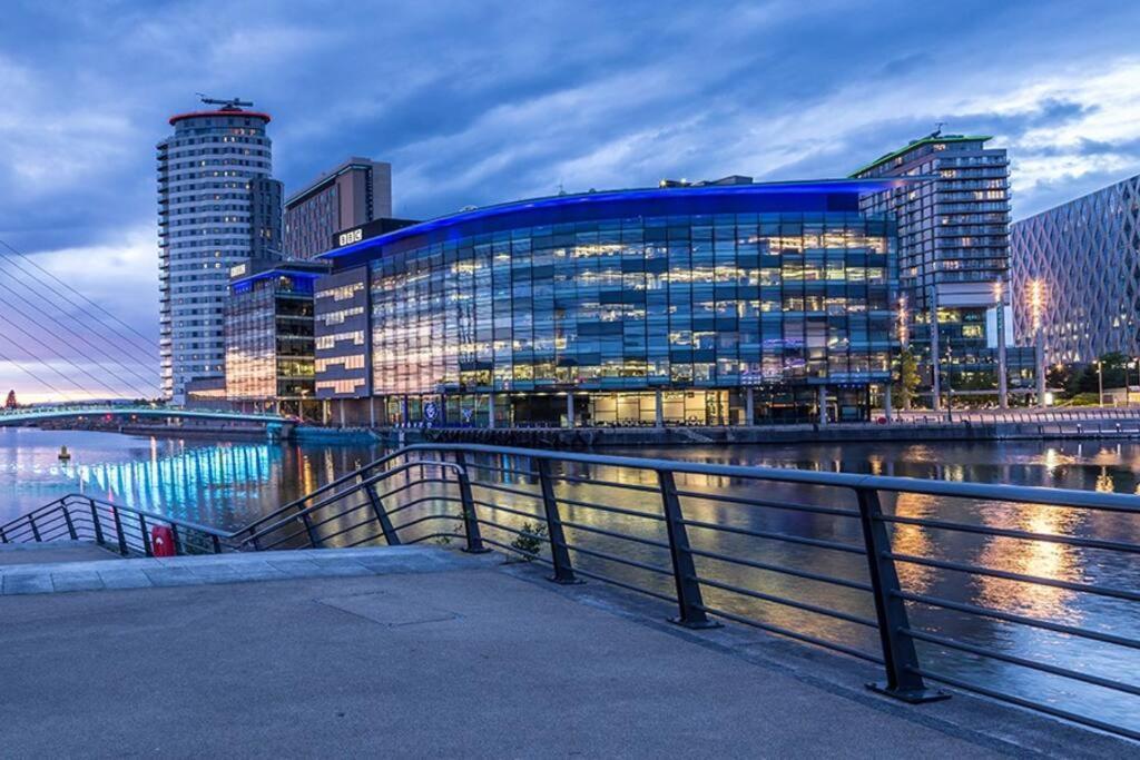 Stylish Two-Bedroom Salford Quays Apartment Manchester Eksteriør bilde