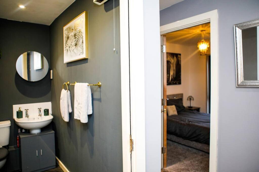 Stylish Two-Bedroom Salford Quays Apartment Manchester Eksteriør bilde